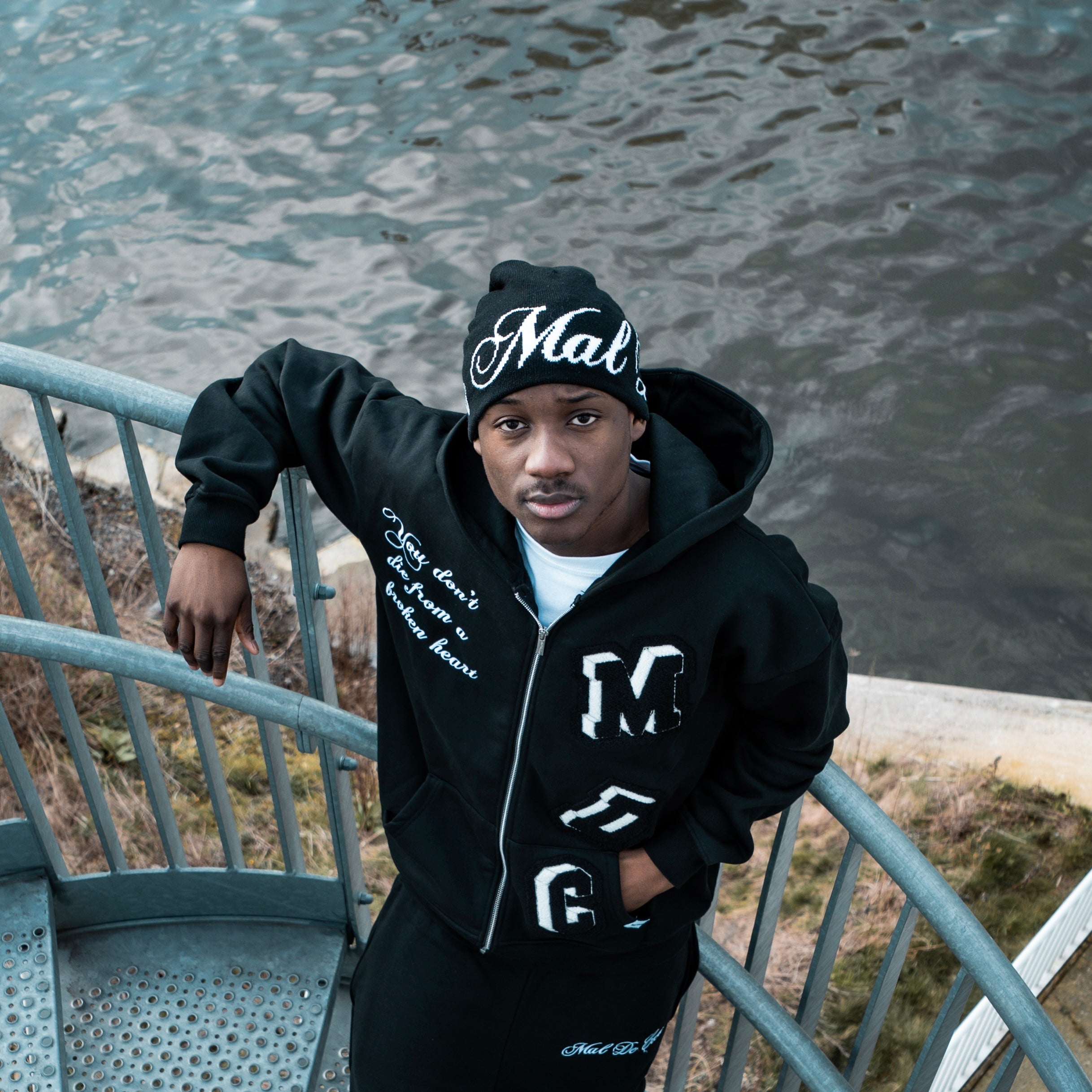 HERITAGE BEANIE BLACK & WHITE REVERSIBLE